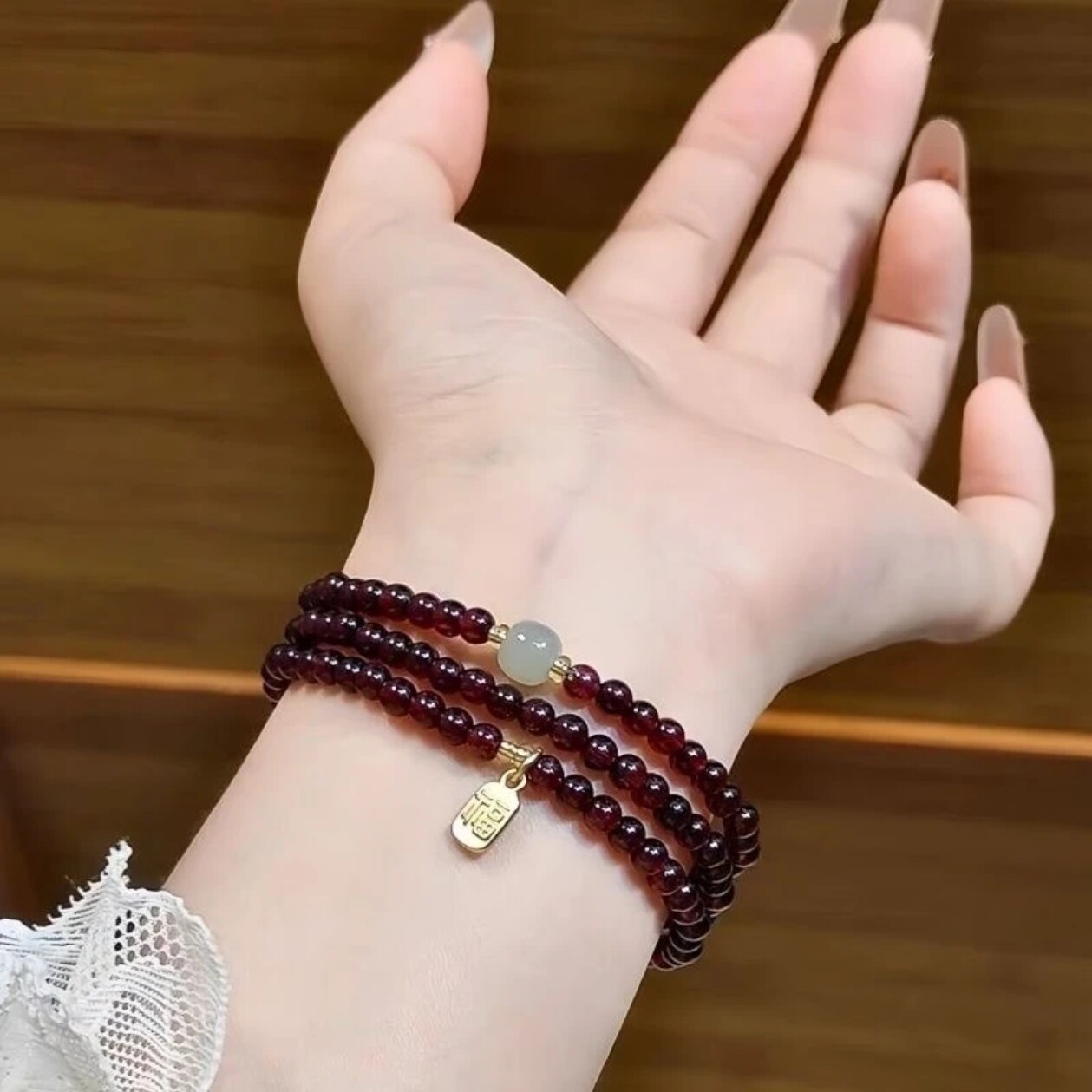天然红石榴石手串手链女款多圈叠戴福牌百搭手链女小众简约送礼物