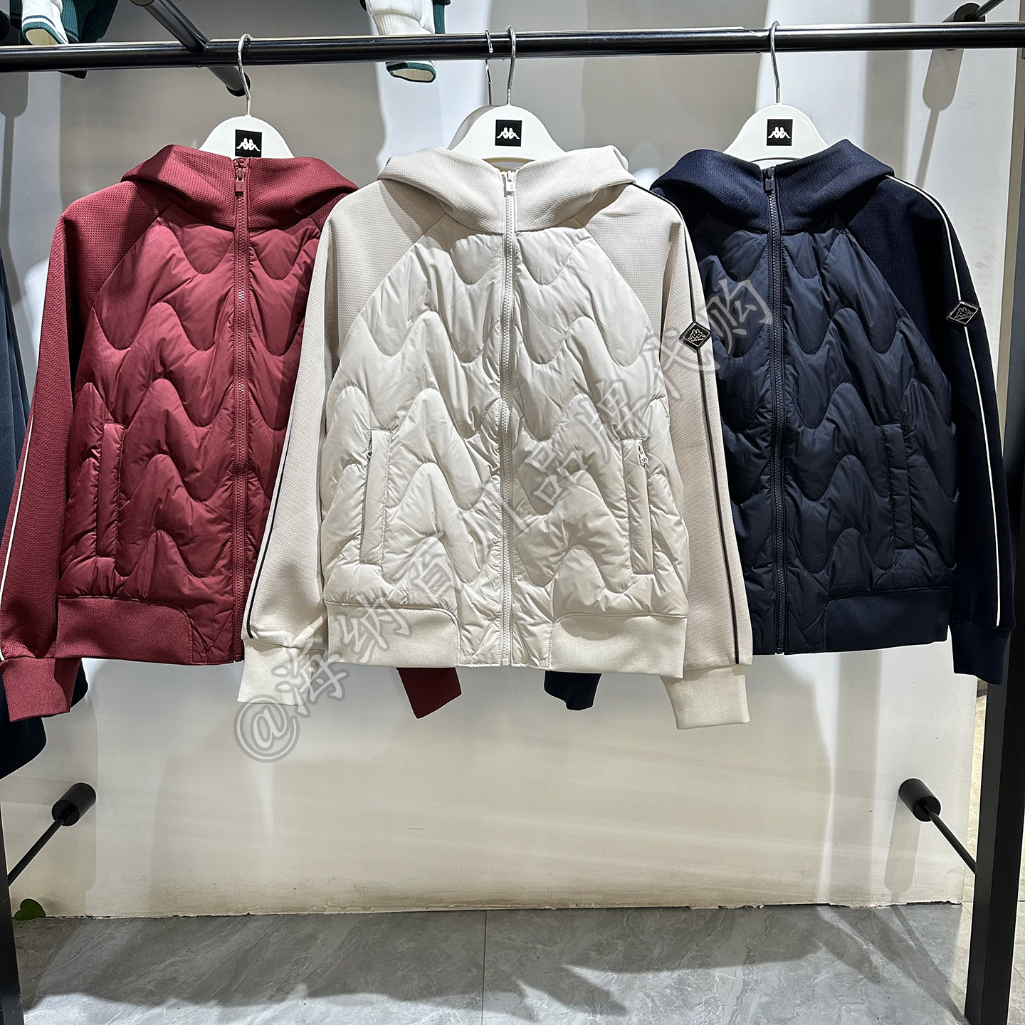 卡帕Kappa女背靠背2025冬新款运动休闲连帽防风羽绒服K0F82YY29