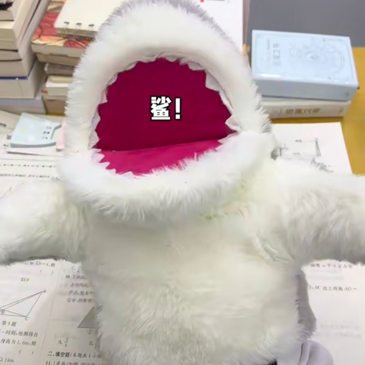 小鲨鱼手偶手套玩偶公仔可张嘴娃娃动嘴整蛊毛绒玩具鲨臂生日礼物