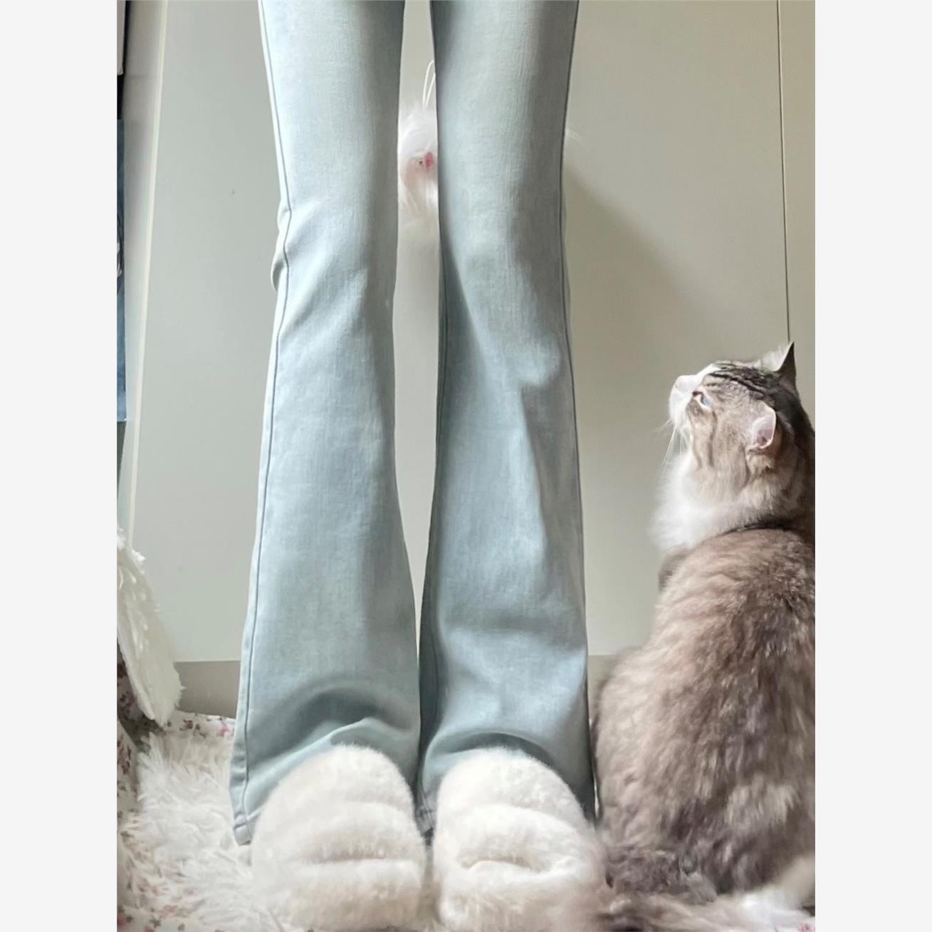 设计感浅色高腰微喇叭牛