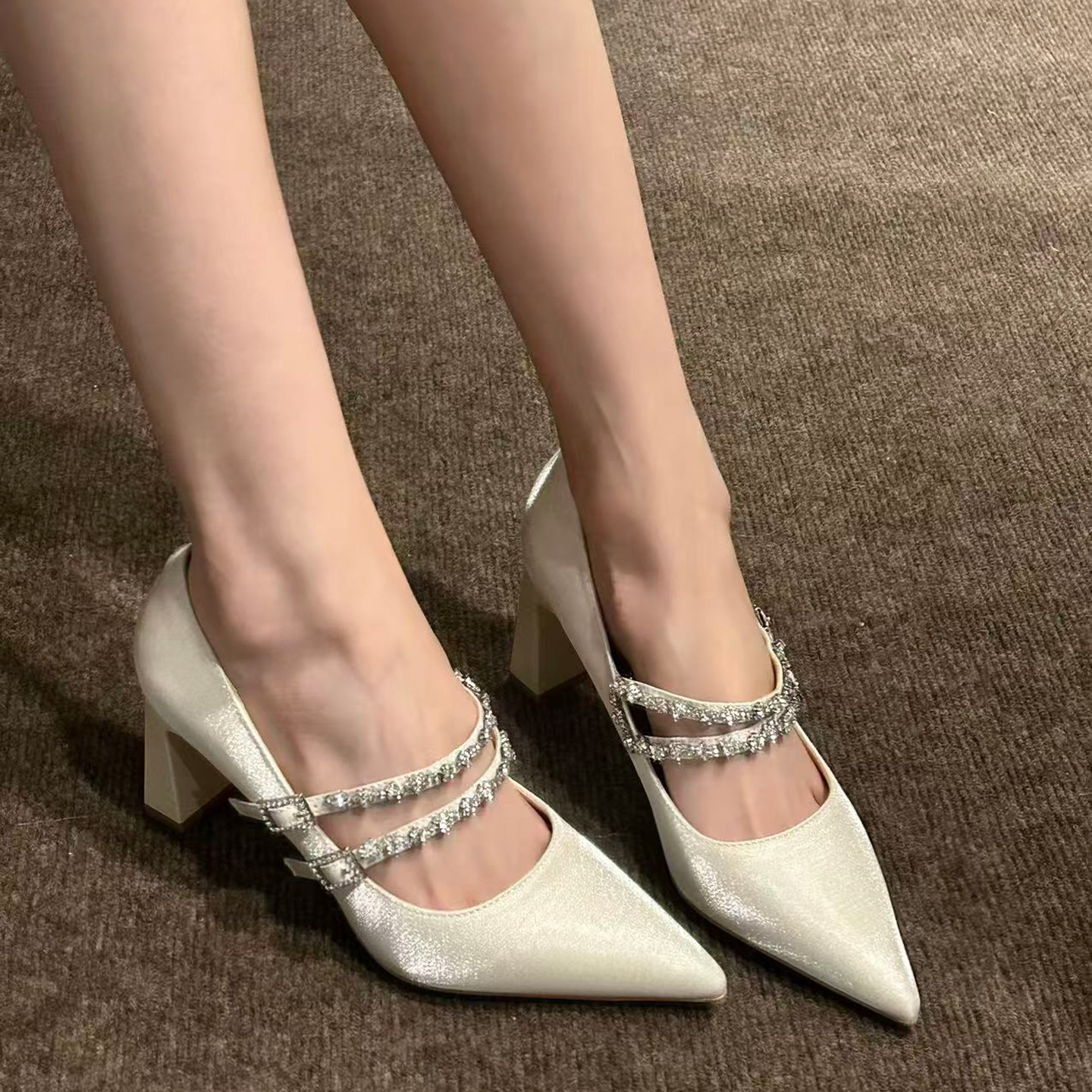 新款复古法式水钻高跟鞋女粗跟尖头浅口白色玛丽珍鞋单鞋女一字带