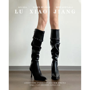 高跟靴子女秋冬高级感黑色显瘦铆钉设计感尖头褶皱骑士靴欧美风格