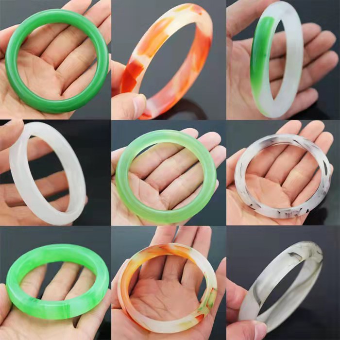 和田玉女款浅绿飘花手镯