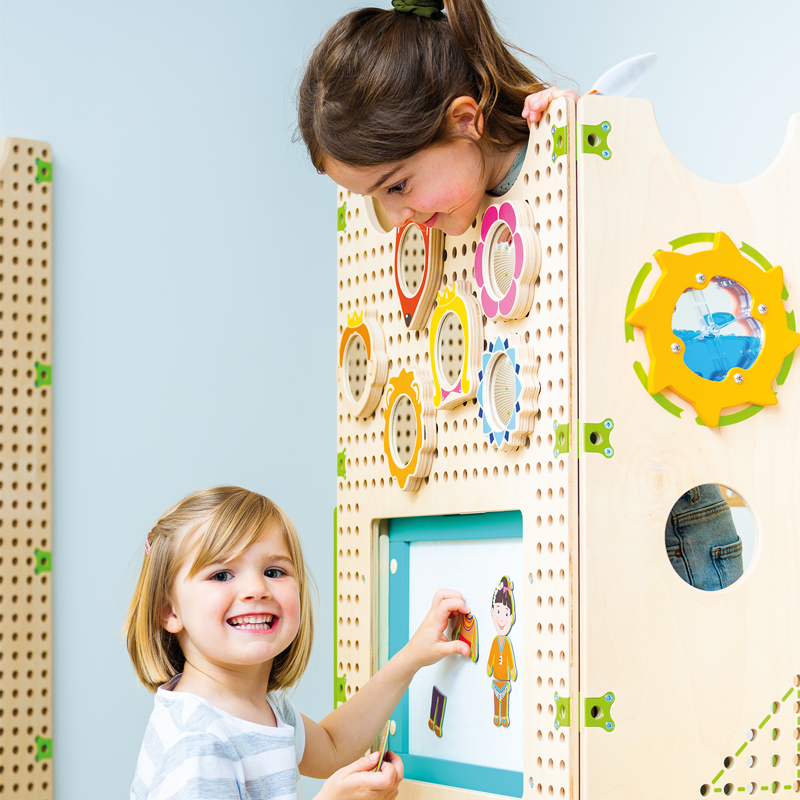 新款早教幼儿园洞洞板活