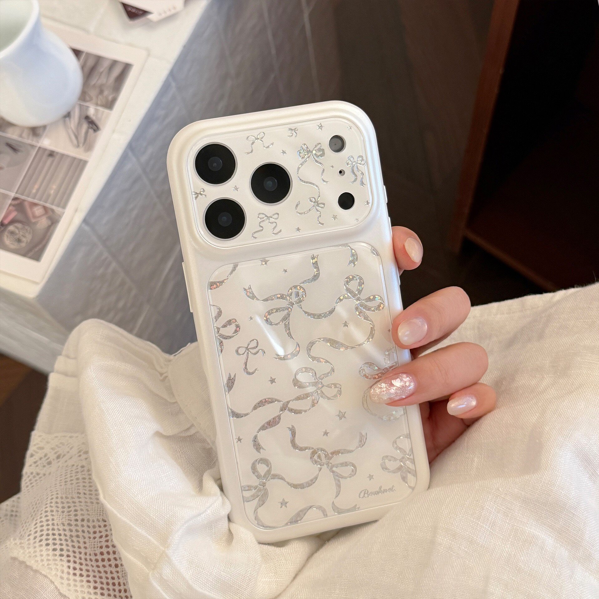 iPhone17鎏金蝴蝶结手机壳图片