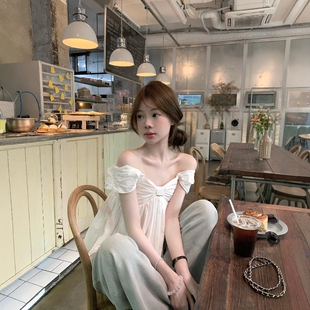 韩系白色露肩蝴蝶结无袖上衣女夏设计感蓬蓬下摆吊带纯欲风娃娃衫