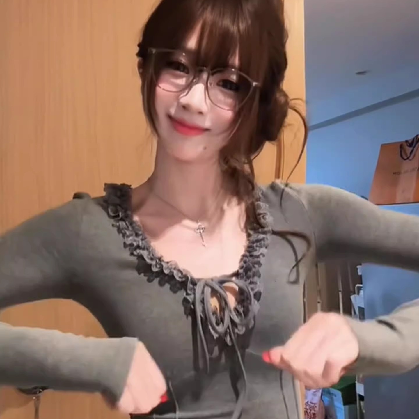 韩系木耳边镂空绑带V领长袖针织衫女2025冬新款修身内搭打底上衣