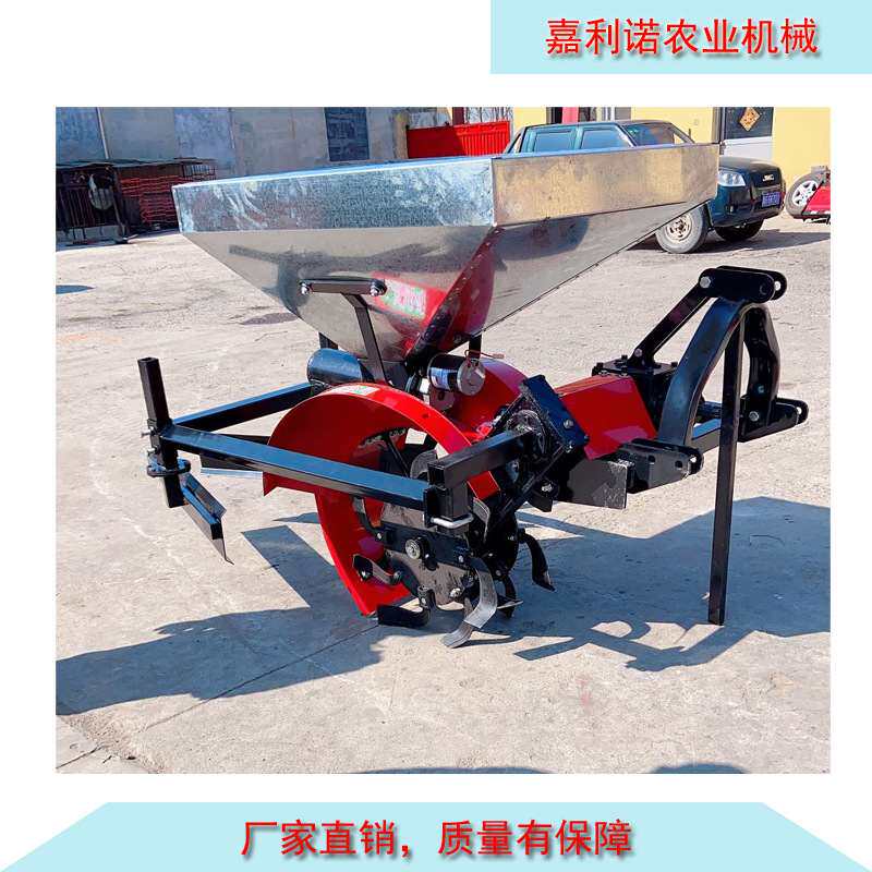 偏置施肥开沟机四轮拖拉机带动施肥斗加大果园施肥机侧置施肥开沟