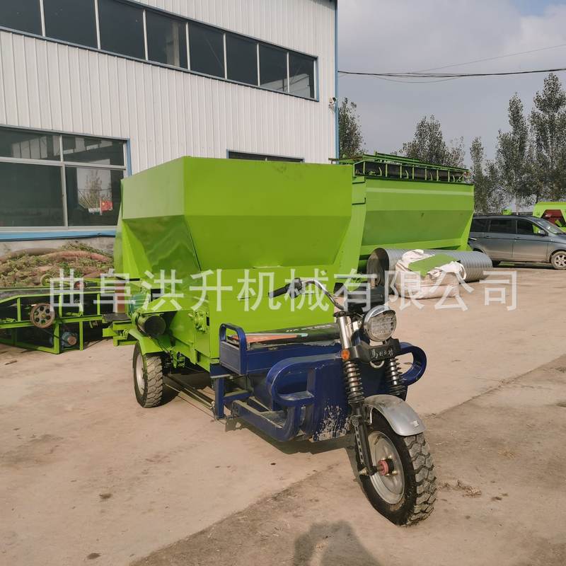 自走式移动饲料撒料车 养殖场草料投喂车 多档位柴油动力喂料车