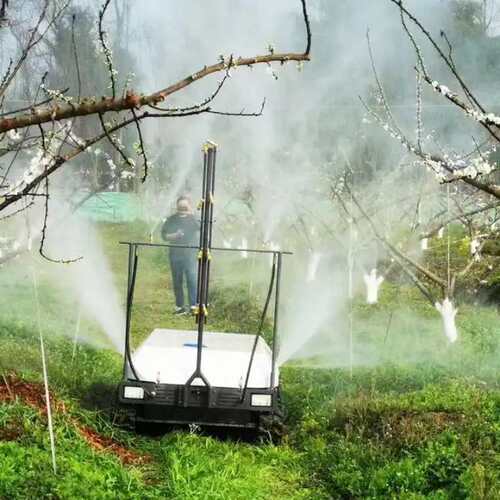 厂家供应遥控履带式打药机 定制智能油电混动果园大棚打药机器人