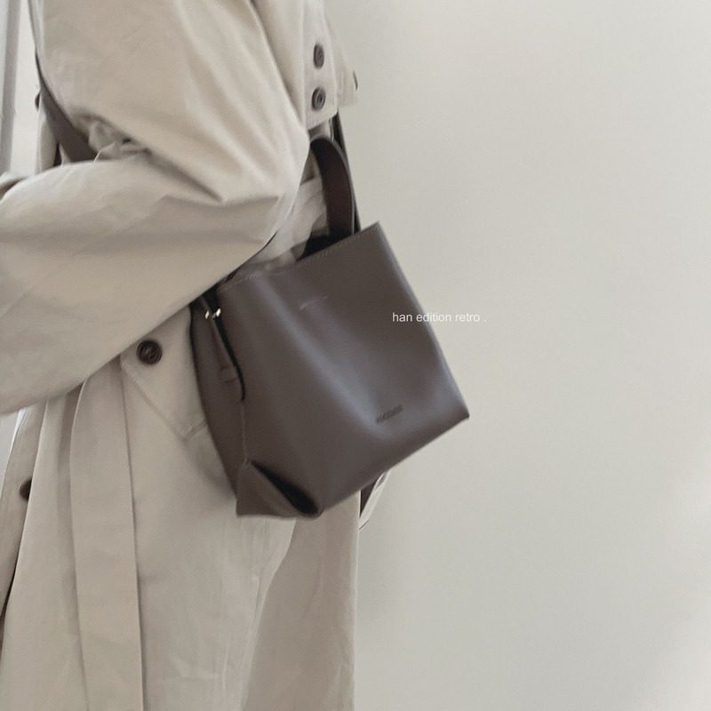 新品 复古高级质感腋下包包女2023新款大容量水桶包宽肩带单肩斜,箱包皮具/热销女包/男包,水桶包,淘宝优惠券,粉丝福利购,淘宝优惠卷