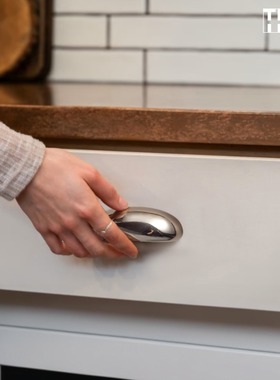 与半湖.同那TONA 中古风浴室橱柜门抽屉拉手黄铜把手钛银色小拉手