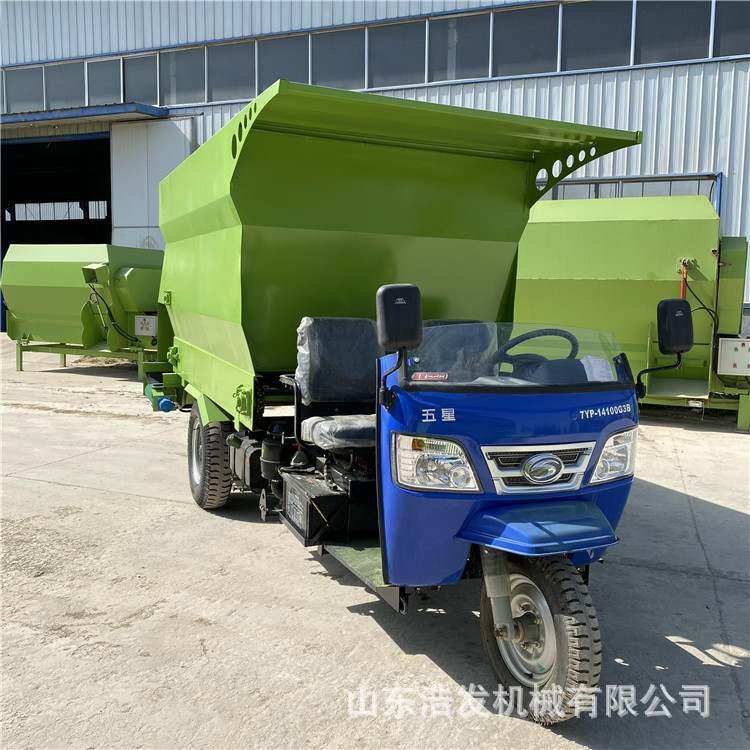 牛羊养殖场饲草撒料车全自动三轮双边喂料车饲养场料槽抛草车