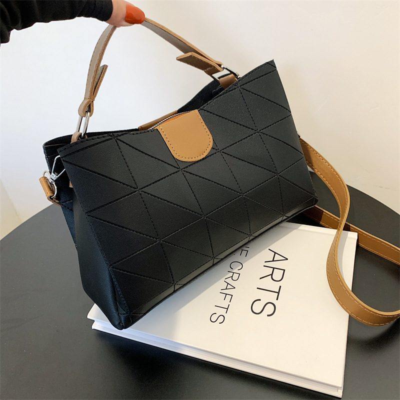 新品 潮流菱格包包2025新款质感洋气单肩腋下包时尚水桶斜挎包女,箱包皮具/热销女包/男包,腋下包,淘宝优惠券,粉丝福利购,淘宝优惠卷