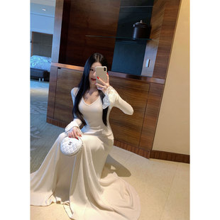 大方得体绝美冬裙白色V领针织连衣裙2026春季修身大摆高级A字长裙