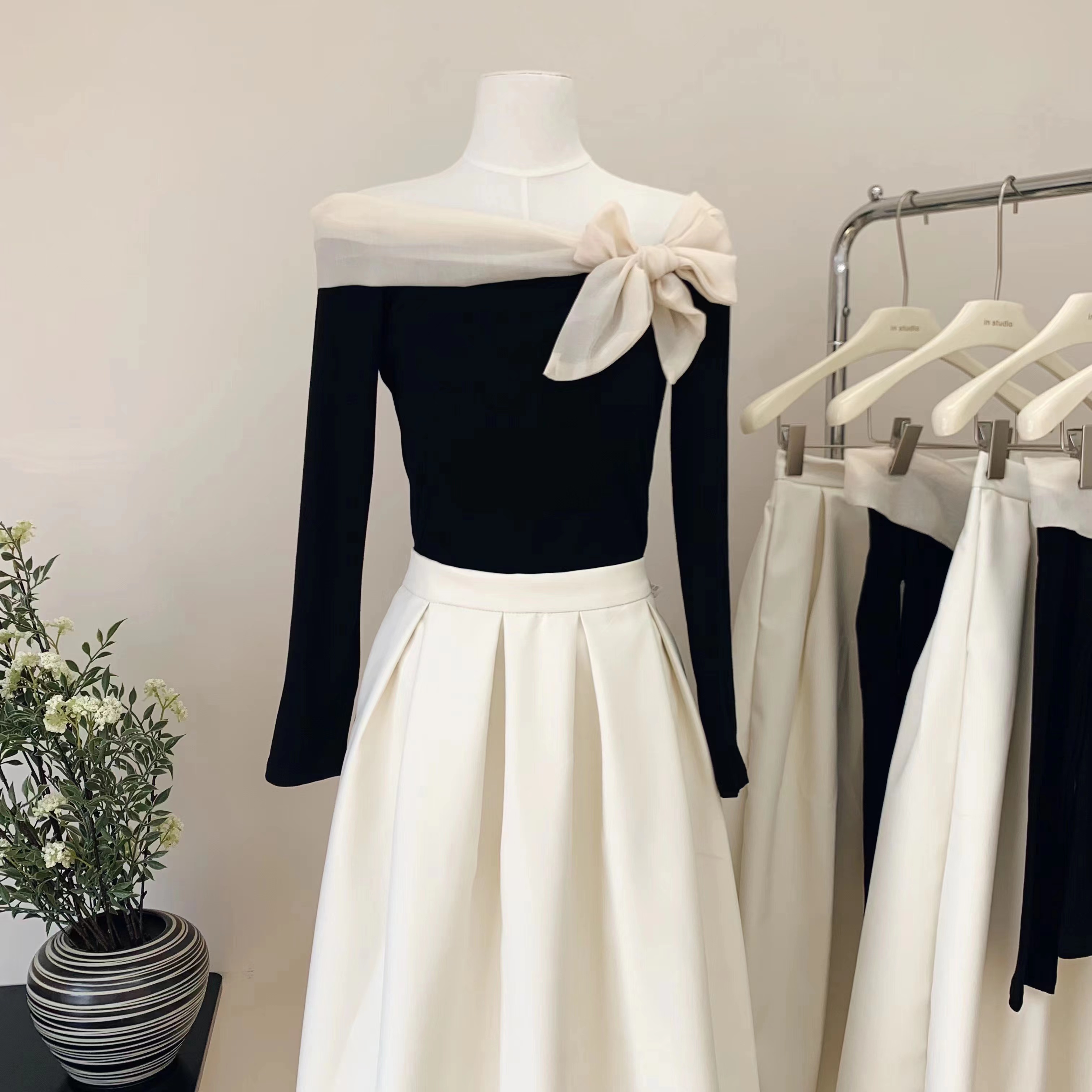 22秋季新款修身一字肩针织衫