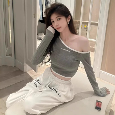 ins纯欲斜肩长袖打底T恤女春秋性感修身露肩打底衫短款上衣女批发