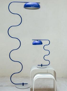 意大利孟菲斯设计客厅中古氛围感弧形金属弯管蓝色落地灯卧室台灯