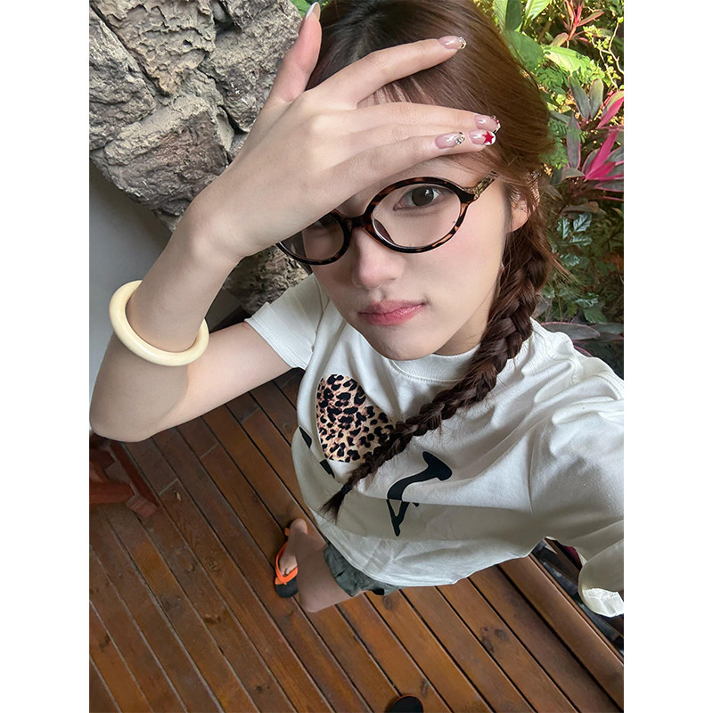 豹纹费尔岛爱心印花白色短袖t恤女夏季正肩显瘦纽扣设计纯棉上衣