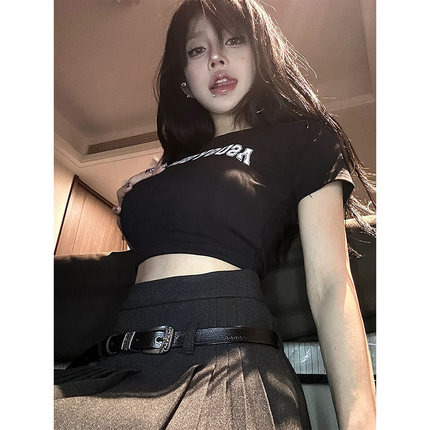辣妹黑色正肩短袖t恤女夏季2023新款修身别致小众设计感短款上衣