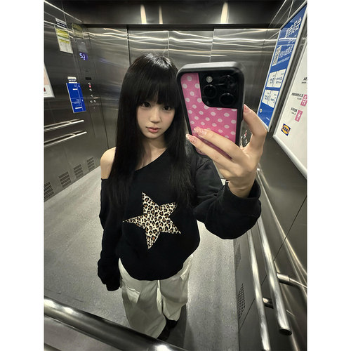 国潮牌五角星豹纹贴布斜肩卫衣女