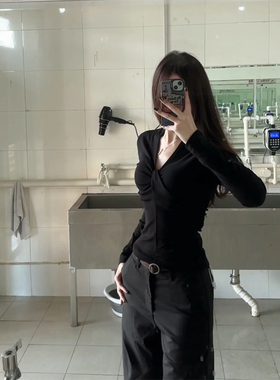 黑色一字肩长袖t恤女早秋修身显瘦纯欲v领内搭打底甜辣设计感上衣