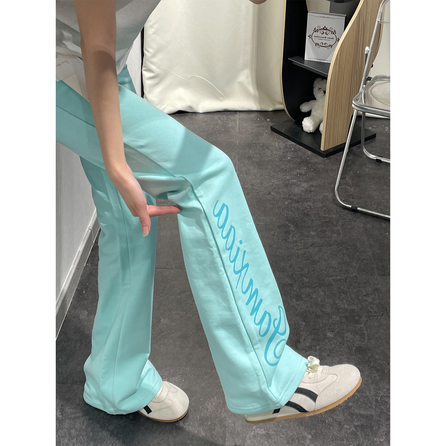 薄荷绿荆棘体印花微喇休闲裤女图片