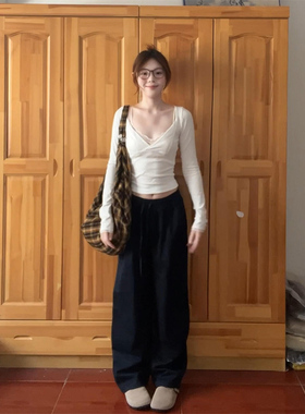 纯欲风白色低胸V领长袖t恤女春秋2024新款修身甜辣妹独特别致上衣