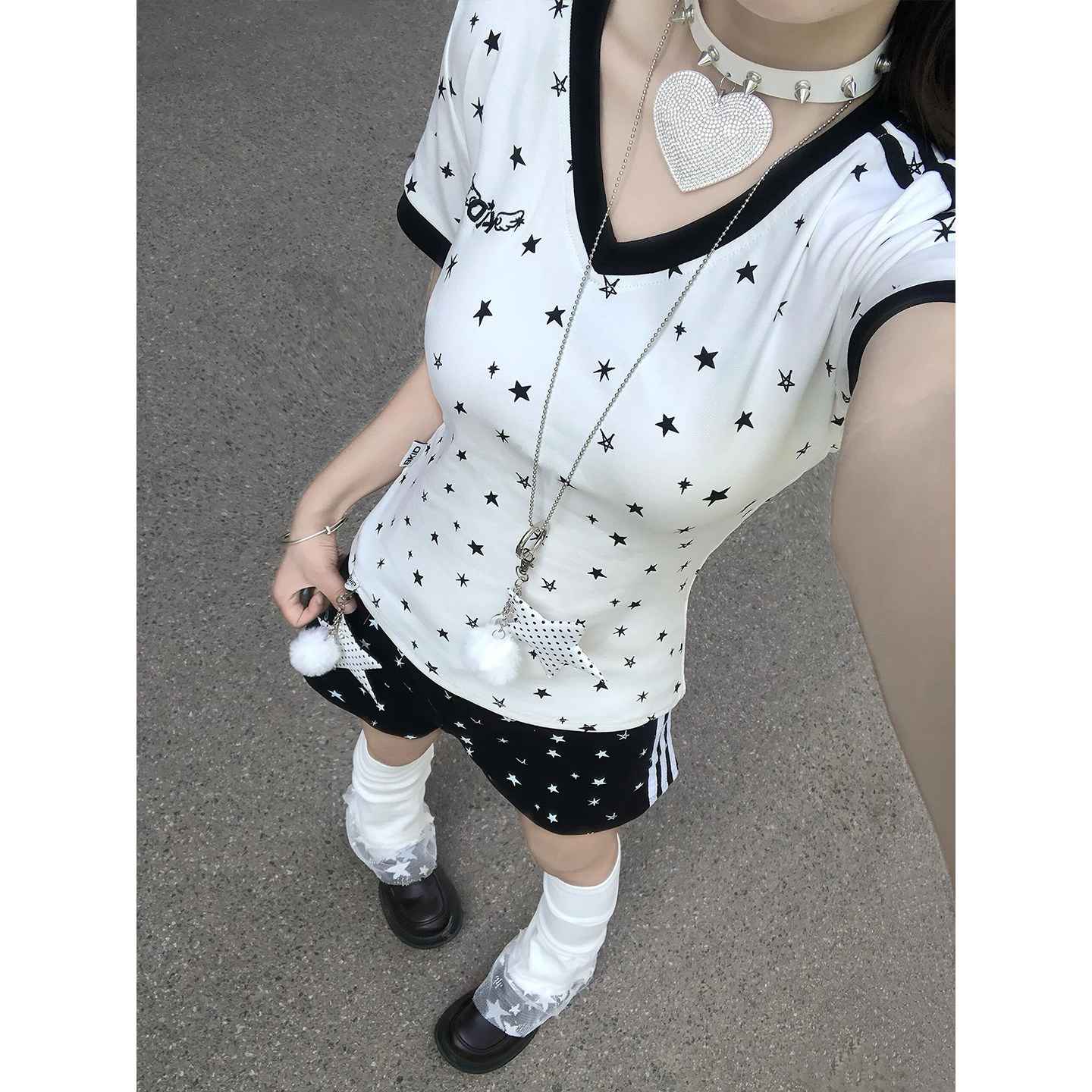 轻亚风星星满印正肩V领短袖t恤女夏季修身显瘦辣妹撞色短裤两件套