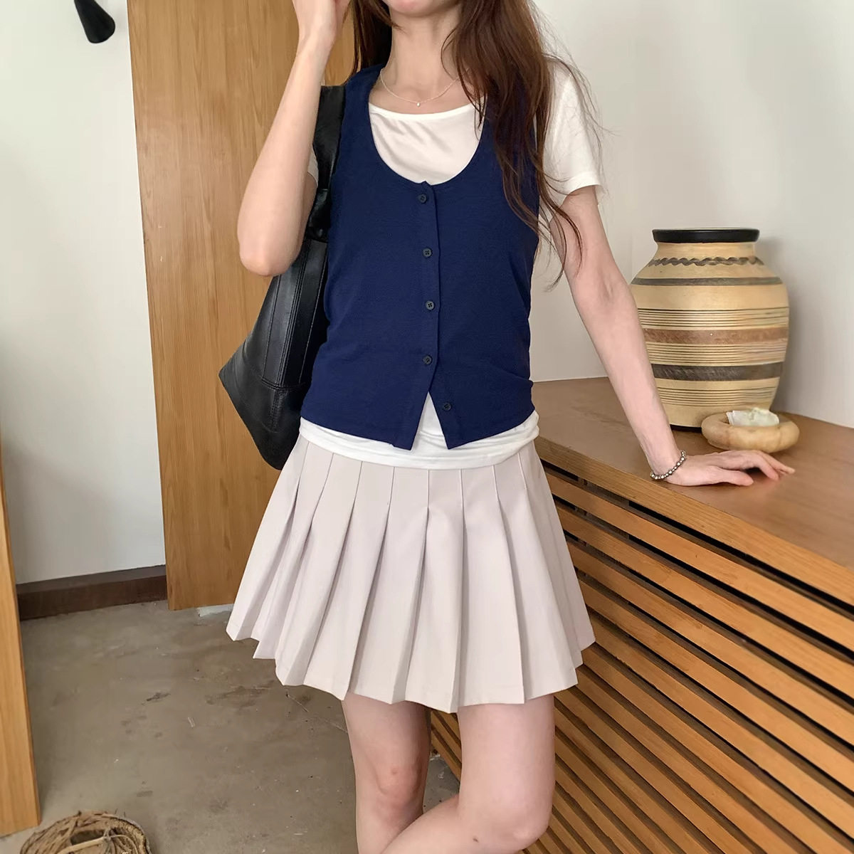 广州白马高端女装2026新款夏季韩系设计感挂脖背心短袖t恤两件套图片