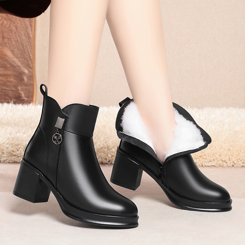 2025年真皮年冬季新款短靴加绒加厚羊毛大棉鞋平底马丁靴女