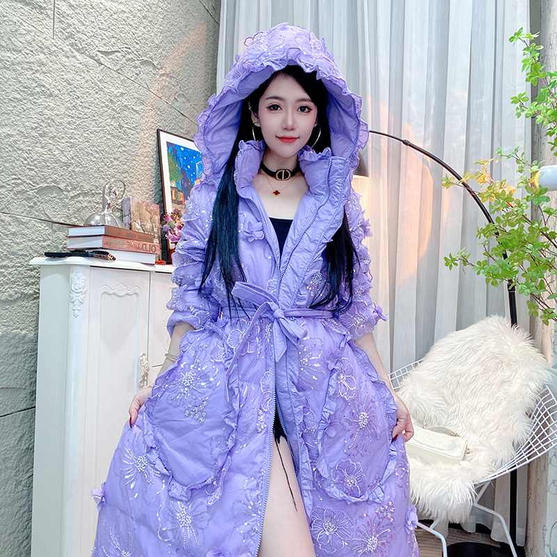 比卡陌过膝重工刺绣羽绒服女2025冬季新款洋气减龄白鹅绒连帽外套
