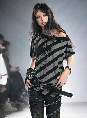CestNous“十字架的呼唤”复古朋克斜肩蝙蝠条纹涂鸦短袖T恤宽松