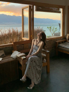 西双版纳大理洱海边旅游度假长裙女一字肩抹胸碎花挂脖吊带连衣裙