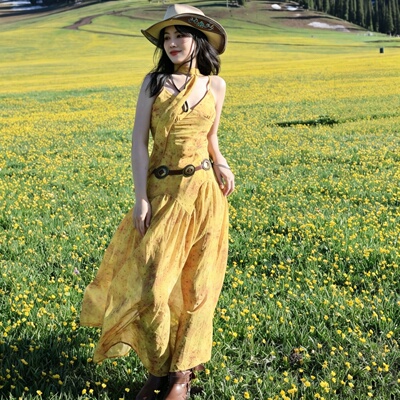 大西北沙漠旅行云南新疆草原拍照穿搭女明媚黄色碎花吊带连衣长裙