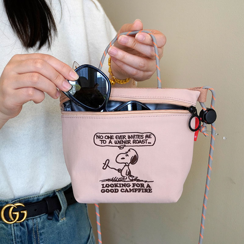 25年夏新款日本刺绣小狗图案斜挎包便携手提袋可调节肩带防水内衬,箱包皮具/热销女包/男包,通用款女包,淘宝优惠券,粉丝福利购,淘宝优惠卷