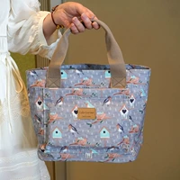 Светло -серый деревянный дом с несколькими карманами