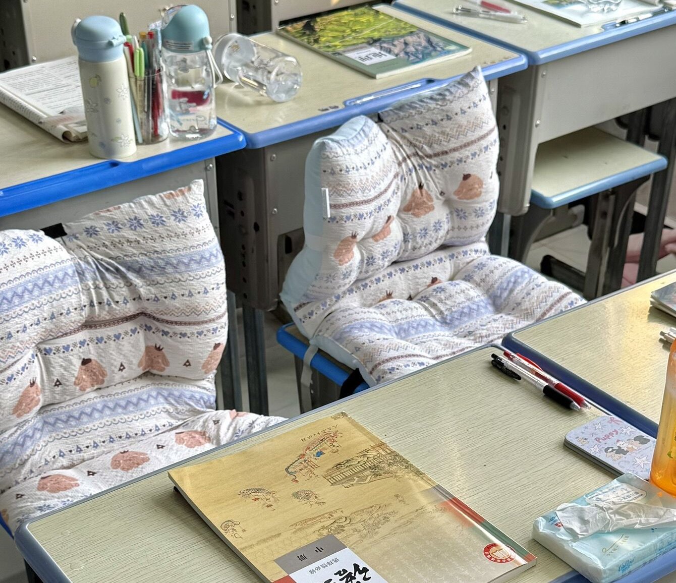 可爱卡通图案一体加厚靠垫坐垫学生教室秋冬舒适绑带垫子宿舍靠背