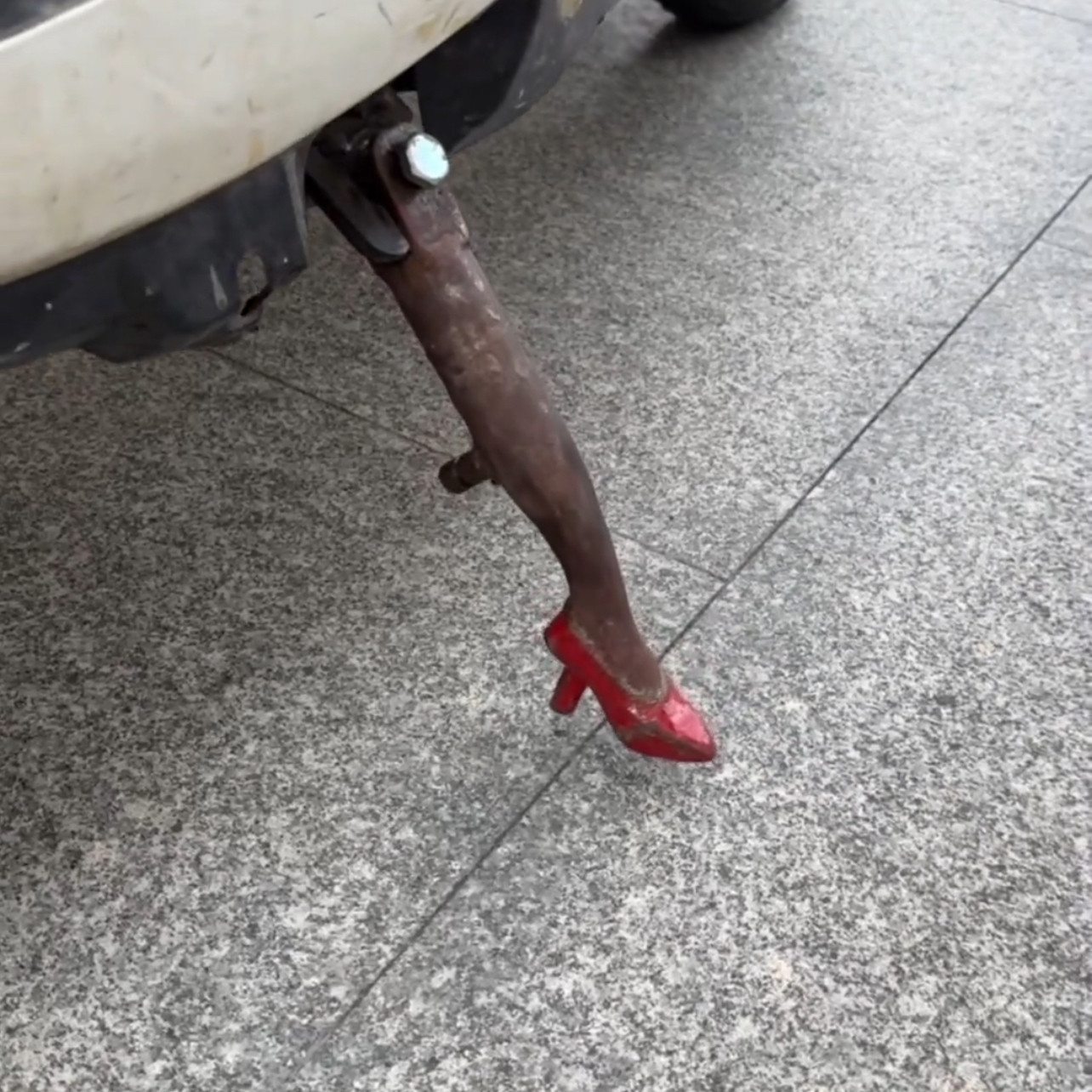 摩托车电动车边侧支架脚撑脚架弹簧边撑个性红色高跟鞋电动车偏撑