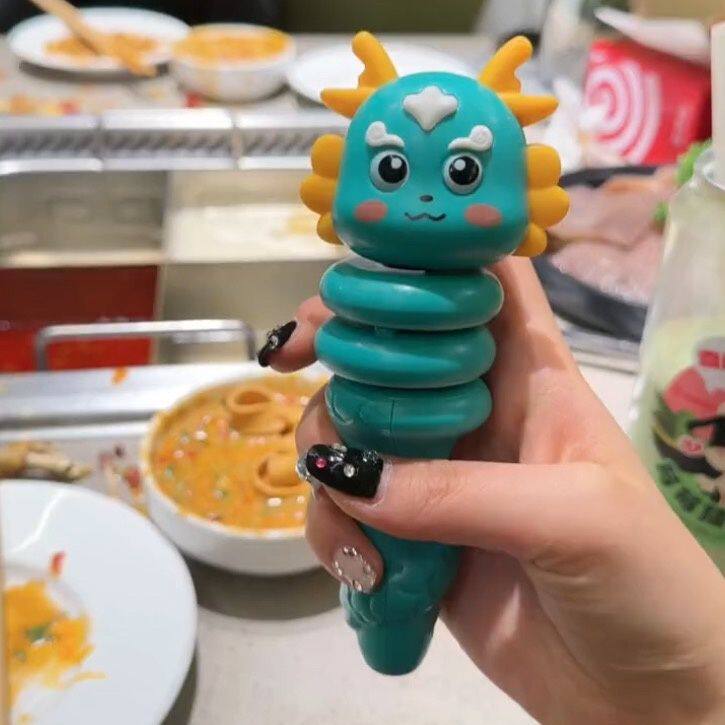 抖音同款海底捞摇摆福龙玩具摇摇龙平衡旋转力控摇摆小龙解压玩具