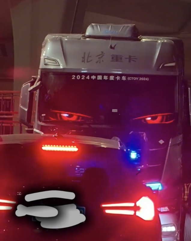 货车酷炫恶魔之眼眨眼车灯汽车后窗动态滚动屏车载LED显示屏车贴