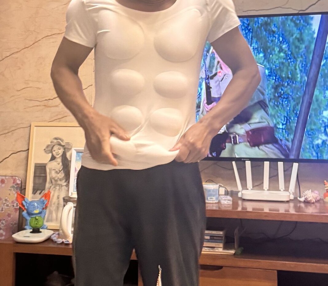 新款无痕白色假肌肉衣服男士t恤隐形仿真假胸肌假腹肌垫肩增肥cos