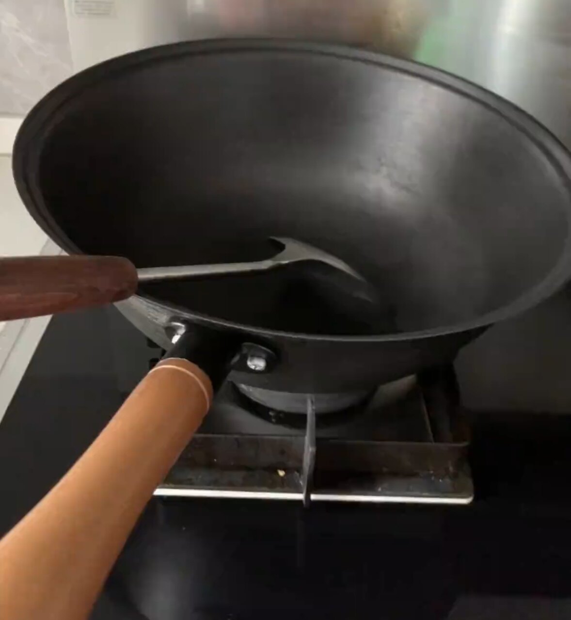 大肚铁锅无涂层小炒锅老式不粘锅家用生铁奶锅炒菜锅电磁炉燃气灶