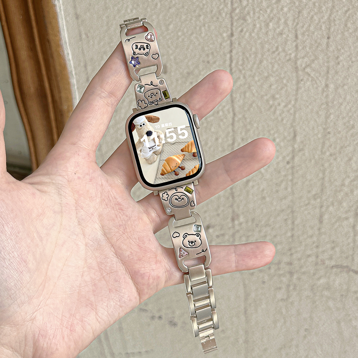 适用applewatch彩钻手镯表带iwatch金属表带S10/9/8/7小熊印花雕刻皓石腕带SE/ultra可调节金属女夏小众