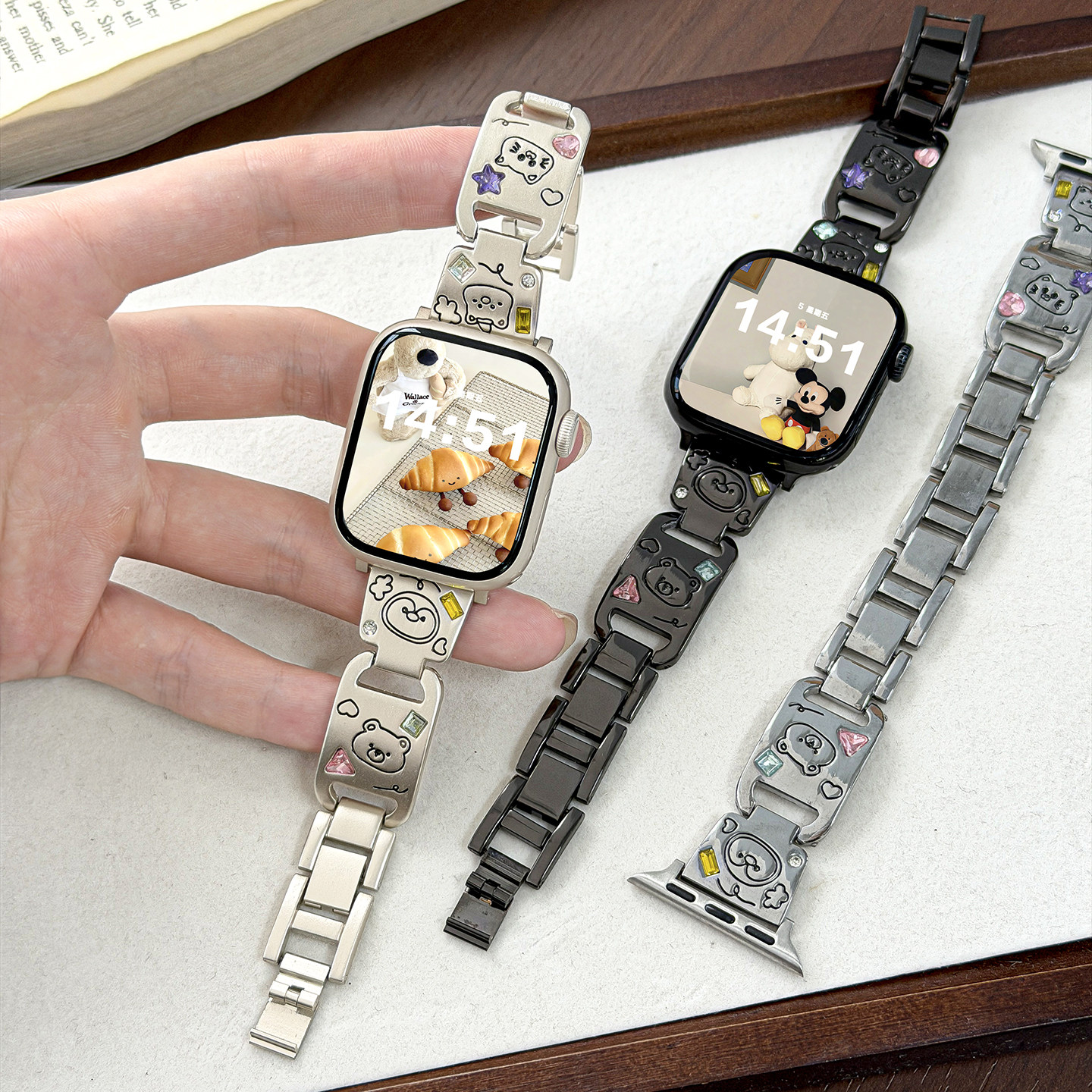 适用applewatchS11金属彩石表带S10镭雕线条小熊iWatch8/7/6/se可爱小狗水钻手镯款苹果手表9小众ultra腕带女