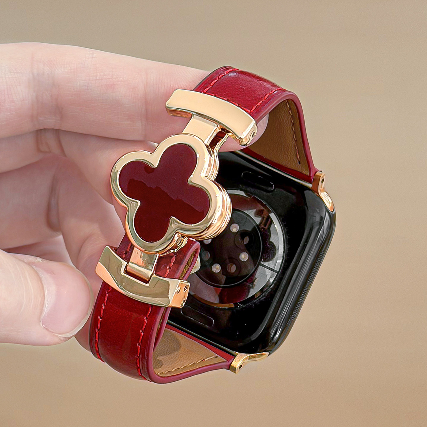 适用applewatchS11四叶草磁吸扣真皮表带iwatchS10/9/8/7高级感轻奢苹果手表SE秋冬新品金属拼皮细款皮腕带女