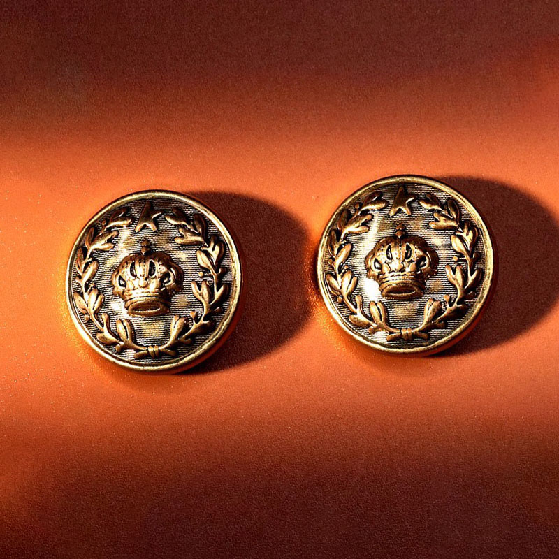 金色皇冠扣子圆形百搭男女上衣