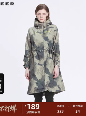 S·DEER圣迪奥女装秋高领连帽撞色字母迷彩收腰长款风衣S22181810