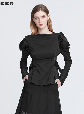 S·DEER圣迪奥女装一字领收腰不规则宫廷袖黑色衬衫S22180514