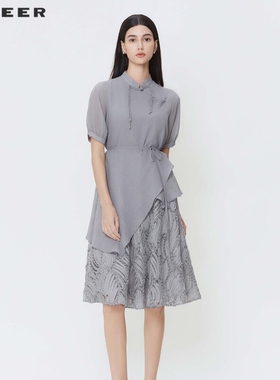 sdeer圣迪奥女装圆领盘扣收腰肌理新中式连衣裙S242Z1233